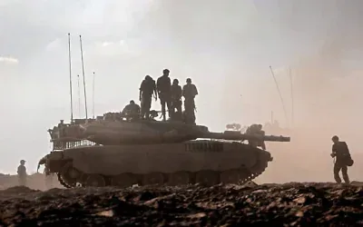 Des soldats de l'armée israélienne sur un char, dans un champ près du kibboutz Beeri, dans le sud d'Israël, le 14 octobre 2023. (Crédit : Thomas Coex/AFP)