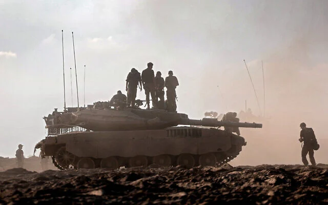 Des soldats de l'armée israélienne sur un char, dans un champ près du kibboutz Beeri, dans le sud d'Israël, le 14 octobre 2023. (Crédit : Thomas Coex/AFP) Des soldats de l'armée israélienne sur un char, dans un champ près du kibboutz Beeri, dans le sud d'Israël, le 14 octobre 2023. (Crédit : Thomas Coex/AFP)