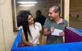 Une volontaire du service national (à gauche) aide un résident du village de Perach pour adultes présentant des déficiences intellectuelles et du développement, dans le centre de Rosh Haayin, à s'entraîner à voter dans un isoloir accessible au sein de l'établissement. (Perach Israël)