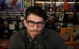 Le streamer de gauche sur Twitch Hasan Piker, qui a été accusé par plusieurs personnalités juives de premier plan de promouvoir l’antisémitisme, s’exprime auprès de la Jewish Telegraphic Agency au sujet de ses opinions, le 21 avril 2026. (Capture d’écran via JTA)