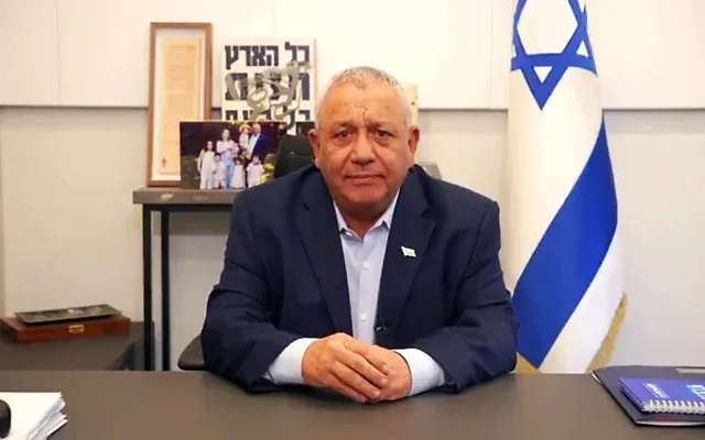 Gadi Eisenkot, président du parti Yashar, prononce un discours le 29 octobre 2026. (Crédit: Gadi Eisenkot / Capture d'écran X)