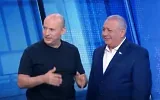 Les chefs de file des partis d’opposition Naftali Bennett, de Beyahad (à gauche), et Gadi Eisenkot, de Yashar (à droite), se croisant lors du journal télévisé de la chaîne N12 le 24 octobre 2026, trois jours avant les élections législatives. (Crédit : Capture d’écran/ N12)