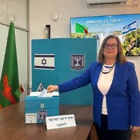 L’ambassadrice d’Israël en Zambie, Ofra Farhi, dépose son bulletin de vote à l’ambassade d’Israël à Lusaka, lors du vote anticipé pour la 26e élection de la Knesset, le 15 octobre 2026. (Crédit: Ministère des Affaires étrangères)