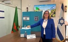 L’ambassadrice d’Israël en Zambie, Ofra Farhi, dépose son bulletin de vote à l’ambassade d’Israël à Lusaka, lors du vote anticipé pour la 26e élection de la Knesset, le 15 octobre 2026. (Crédit: Ministère des Affaires étrangères)