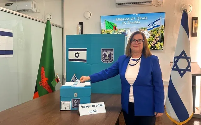 L’ambassadrice d’Israël en Zambie, Ofra Farhi, dépose son bulletin de vote à l’ambassade d’Israël à Lusaka, lors du vote anticipé pour la 26e élection de la Knesset, le 15 octobre 2026. (Crédit: Ministère des Affaires étrangères)