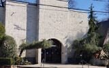 Façade de la synagogue Young Israel de West Hempstead à Long Island. 5crédit : Facebook)