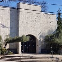 Façade de la synagogue Young Israel de West Hempstead à Long Island. 5crédit : Facebook)