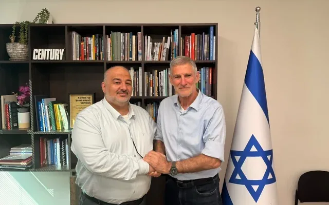 Le président du parti des Démocrates, Yair Golan (à droite), rencontre le président du Ra’am, Mansour Abbas, le 29 octobre 2026. (Autorisation)