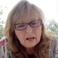 Sarah Helm animant une conférence en ligne intitulée « Toppling Balfour », en juillet 2020. (Crédit : Capture d'écran/YouTube)