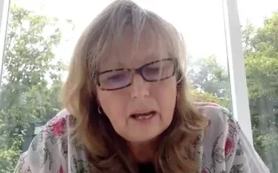Sarah Helm animant une conférence en ligne intitulée « Toppling Balfour », en juillet 2020. (Crédit : Capture d'écran/YouTube) Sarah Helm animant une conférence en ligne intitulée « Toppling Balfour », en juillet 2020. (Crédit : Capture d'écran/YouTube)