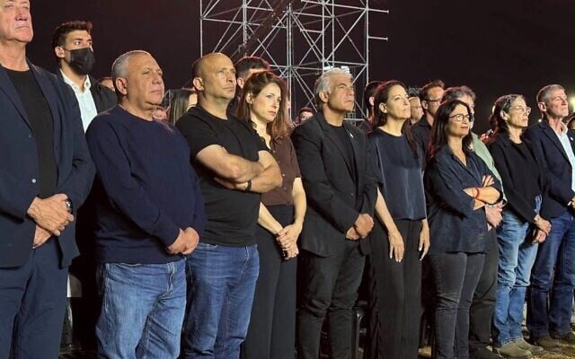 De gauche à droite : Benny Gantz, Gadi Eisenkot, Naftali Bennett, son épouse Gila, Yair Lapid et son épouse Lihi et à l'extrémité Yair Golan, le 7 octobre 2026. (Crédit : Beyachad)