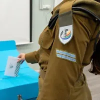 Une soldate de l’armée israélienne votant lors des élections législatives israéliennes dans une base du Centre d’approvisionnement de l’état-major général, le 27 octobre 2026. (Crédit : Armée israélienne)