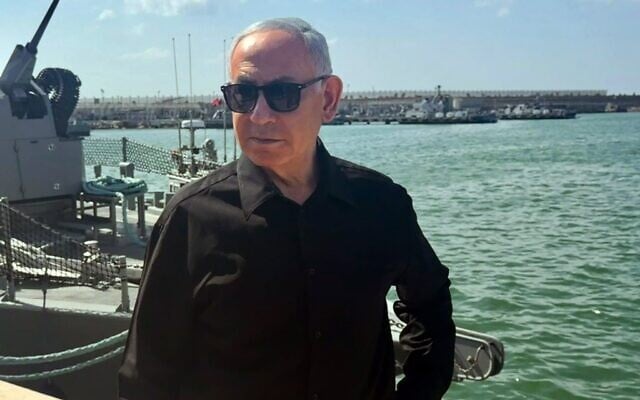 Le Premier ministre Benjamin Netanyahu en visite dans une base navale à Ashdod, le 4 octobre 2026. (Crédit : Omer Miron/Service de presse du gouvernement)