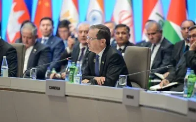 Le président Isaac Herzog prenant la parole lors du sommet de la Conférence sur l'interaction et les mesures de confiance en Asie, en Azerbaïdjan, le 15 octobre 2026. (Crédit : Maayan Toaf/Bureau de la presse gouvernementale)