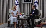L’ambassadrice des Pays-Bas en Israël, Stella Ronner-Grubacic (à gauche), remettant ses lettres de créance au président Isaac Herzog, à la résidence présidentielle, à Jérusalem, le 26 octobre 2026. (Crédit : Hilel Ben Or/Bureau du président de l’État d’Israël)