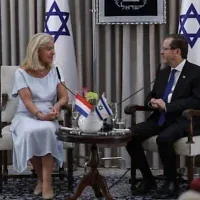 L’ambassadrice des Pays-Bas en Israël, Stella Ronner-Grubacic (à gauche), remettant ses lettres de créance au président Isaac Herzog, à la résidence présidentielle, à Jérusalem, le 26 octobre 2026. (Crédit : Hilel Ben Or/Bureau du président de l’État d’Israël)