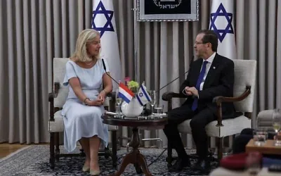 L’ambassadrice des Pays-Bas en Israël, Stella Ronner-Grubacic (à gauche), remettant ses lettres de créance au président Isaac Herzog, à la résidence présidentielle, à Jérusalem, le 26 octobre 2026. (Crédit : Hilel Ben Or/Bureau du président de l’État d’Israël)