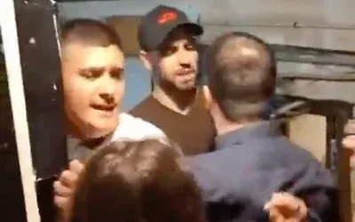 Capture d'écran d'une vidéo donnant à voir Mordechai David et d'autres manifestants de droite en train de se confronter à des personnes au siège de campagne de la Liste unifiée à Tel-Aviv, le 15 octobre 2026. (Capture d'écran X)