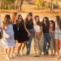Extrait de « Where Do We Belong », un documentaire sur un groupe d'amies du kibboutz Kfar Aza, diffusé sur Yes Docu le 5 octobre 2026. (Autorisation)