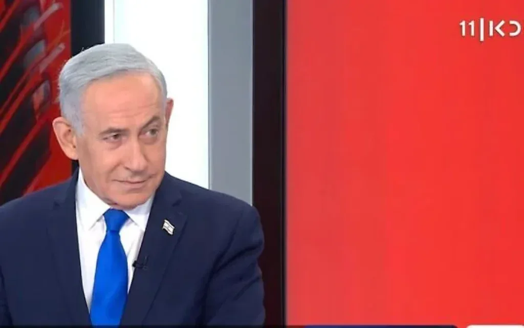 Le Premier ministre Benjamin Netanyahu accordant une interview à la chaîne publique Kan le 14 octobre 2026. (Crédit : Capture d’écran/YouTube)