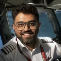 Le commandant de bord Smit Machchhar, qui était aux commandes du vol flydubai reliant Dubaï à Tel Aviv lorsqu’il a été poignardé par le copilote lors d’une tentative présumée de faire s’écraser l’appareil, le 30 septembre 2026. Photo non datée. (Crédit : Danny Danon/X)