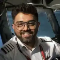 Photo non datée du commandant Smit Machchhar, commandant de bord du vol Flydubai entre Dubaï et Tel-Aviv victime d'une urgence en plein vol, le copilote ayant été maîtrisé après avoir poignardé Machchhar dans le but manifeste de faire s'écraser l'avion avec à son bord des Israéliens, le 30 septembre 2026. (Crédit : Danny Danon via X)