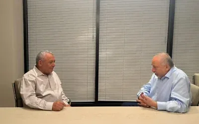 Le dirigeant de Yashar, Gadi Eisenkot, et le chef d'Yisrael Beytenu, Avigdor Liberman, dans un lieu tenu secret le 20 octobre 2026 (Crédit : Yashar/Yisrael Beytenu) Le dirigeant de Yashar, Gadi Eisenkot, et le chef d'Yisrael Beytenu, Avigdor Liberman, dans un lieu tenu secret le 20 octobre 2026 (Crédit : Yashar/Yisrael Beytenu)