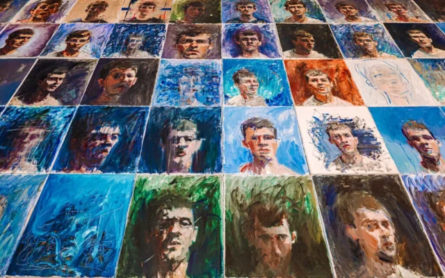 Série d'autoportraits de Matan Sacofky exposée à la Biennale de Jérusalem qui a ouvert ses portes le 24 septembre 2026 (Yacov Buta)