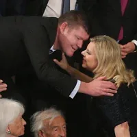 L'homme d'affaires milliardaire australien James Packer (à gauche) salue Sara Netanyahu (à droite), quelques instants avant que le Premier ministre Benjamin Netanyahu ne s'exprime sur l'Iran lors d'une séance conjointe du Congrès américain à la Chambre des représentants, au Capitole, à Washington, DC, le 3 mars 2015. (Crédit: Chip Somodevilla/ Getty Images/ AFP/ Archives)