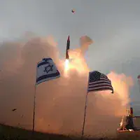 Une photographie publiée par le ministère israélien de la Défense montre le lancement du missile antibalistique Arrow-3 depuis un site tenu secret en Alaska, le 28 juillet 2019. (Crédit : Ministère israélien de la Défense)