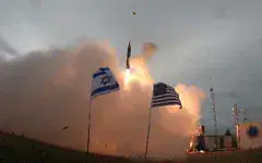 Une photographie publiée par le ministère israélien de la Défense montre le lancement du missile antibalistique Arrow-3 depuis un site tenu secret en Alaska, le 28 juillet 2019. (Crédit : Ministère israélien de la Défense)