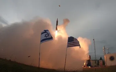 Une photographie publiée par le ministère israélien de la Défense montre le lancement du missile antibalistique Arrow-3 depuis un site tenu secret en Alaska, le 28 juillet 2019. (Crédit : Ministère israélien de la Défense)
