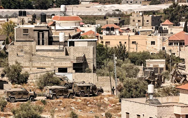 Photo d’illustration : des véhicules militaires israéliens se déploient lors d’une opération de démolition de maisons dans le village palestinien de Kafr Dan, à l’ouest de Jénine en Cisjordanie, le 3 septembre 2024. (Crédit: de Zain JAAFAR / AFP) Photo d’illustration : des véhicules militaires israéliens se déploient lors d’une opération de démolition de maisons dans le village palestinien de Kafr Dan, à l’ouest de Jénine en Cisjordanie, le 3 septembre 2024. (Crédit: de Zain JAAFAR / AFP)