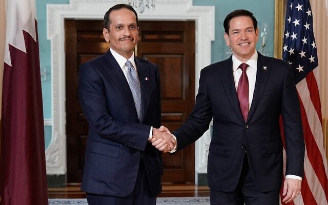 Le secrétaire d'État américain Marco Rubio (R) serre la main du Premier ministre qatari Mohammed bin Abdulrahman Al Thani lors de leur rencontre au Département d'État à Washington, le 22 avril 2025. (Crédit : Oliver Contreras/AFP)