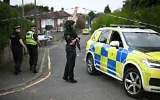 La police britannique près de la synagogue Heaton Park Hebrew Congregation à Crumpsall, dans le nord de Manchester, le 2 octobre 2025, suite à l'une attentat erroriste contre la synagogue pendant les offices de Yom Kippour. (Oli Scarff/AFP)
