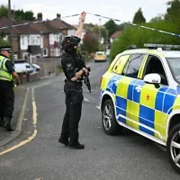 La police britannique près de la synagogue Heaton Park Hebrew Congregation à Crumpsall, dans le nord de Manchester, le 2 octobre 2025, suite à l'une attentat erroriste contre la synagogue pendant les offices de Yom Kippour. (Oli Scarff/AFP)