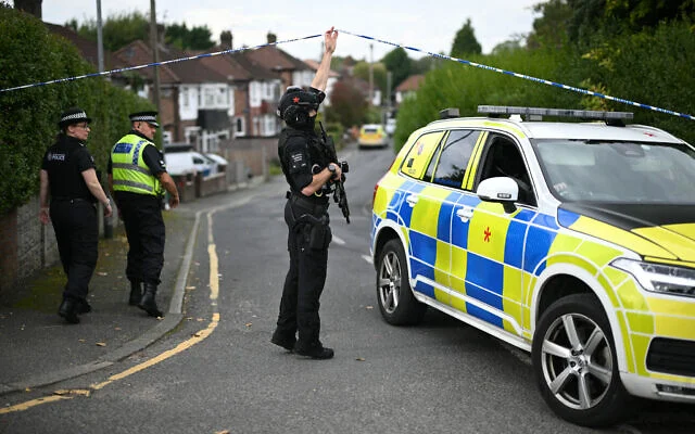 La police britannique près de la synagogue Heaton Park Hebrew Congregation à Crumpsall, dans le nord de Manchester, le 2 octobre 2025, suite à l'une attentat erroriste contre la synagogue pendant les offices de Yom Kippour. (Oli Scarff/AFP)