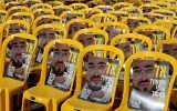 Des chaises ornées d’un portrait de Ran Gvili, le dernier otage détenu à Gaza, le lendemain du rapatriement de son corps par les troupes israéliennes, sur la Place des Otages, à Tel Aviv, le 27 janvier 2026. (Crédit : Jack Guez/AFP)