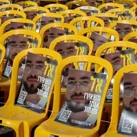 Des chaises ornées d’un portrait de Ran Gvili, le dernier otage détenu à Gaza, le lendemain du rapatriement de son corps par les troupes israéliennes, sur la Place des Otages, à Tel Aviv, le 27 janvier 2026. (Crédit : Jack Guez/AFP)