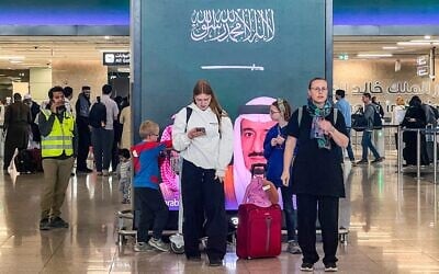 Des visiteurs en Arabie saoudite attendant dans le terminal de l'aéroport international King Khalid, à Ryad, en Arabie saoudite, le 10 mars 2026. (Crédit : Fayez Nureldine/AFP)