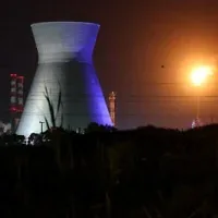 Des gaz excédentaires brûlés à la raffinerie de pétrole de Bazan, située à Haïfa, dans le nord d’Israël, tard dans la soirée du 19 mars 2026. (Crédit : Odd Anderson/AFP)