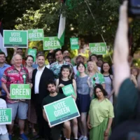 Le chef du Green Party britannique, Zack Polanski, aux côtés de ses partisans après avoir pris la parole lors d'un rassemblement dans un parc du sud de Londres, le 24 juin 2026. (Crédit : Henry Nicholls/AFP)