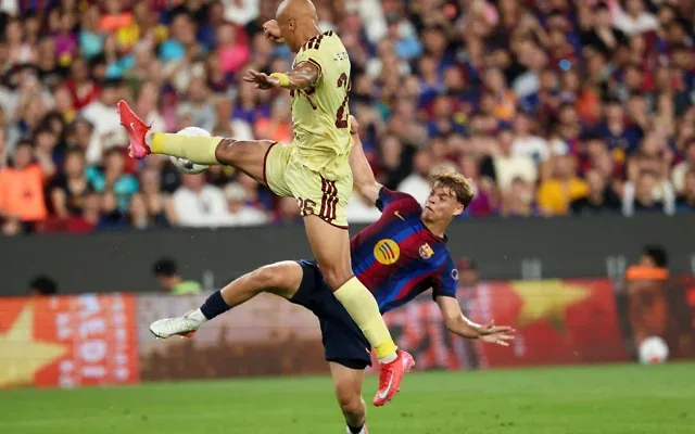 Le milieu de terrain israélien du FC Barcelone, Orian Goren (n° 32, à droite), se bat pour le ballon face au défenseur égyptien d’Al Ahly, Amr El Gazar (n° 26), lors du 61ᵉ Trophée Joan Gamper opposant le FC Barcelone à l’Al Ahly FC au Camp Nou, à Barcelone, le 19 août 2026. (Crédit : Lluis Gene/AFP)