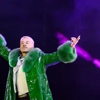 Le rappeur, chanteur, danseur et DJ américain Benjamin Haggerty, connu sous le nom de Macklemore, se produit au Goldencoast Rap Festival à Corcelles-les-Monts, près de Dijon, dans l'Est de la France, le 30 août 2026. (ARNAUD FINISTRE/AFP)