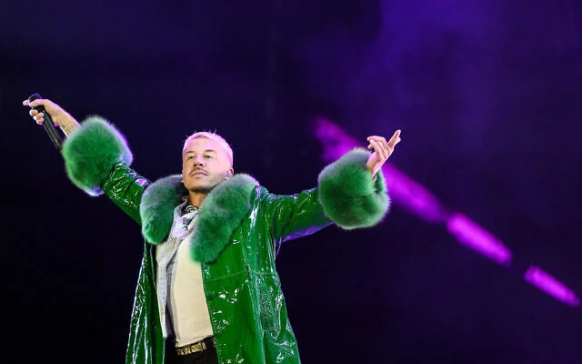 Le rappeur, chanteur, danseur et DJ américain Benjamin Haggerty, connu sous le nom de Macklemore, se produit au Goldencoast Rap Festival à Corcelles-les-Monts, près de Dijon, dans l'Est de la France, le 30 août 2026. (ARNAUD FINISTRE/AFP)