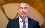 Nickolay Mladenov, représentant spécial pour Gaza au sein du Conseil de paix soutenu par les États-Unis et chargé de mettre en œuvre le plan de cessez-le-feu d'octobre 2025, prend la parole lors du Forum Hili 2026 à Abou Dhabi, le 7 septembre 2026. (Crédit : FADEL SENNA/AFP)