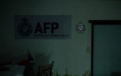Une pièce aménagée à l'image d'un poste de police australien, vue dans un centre frauduleux abandonné de la ville d'O’Smach, à la frontière entre la Thaïlande et le Cambodge, le 7 septembre 2026. (Crédit : Anthony Wallace/AFP)