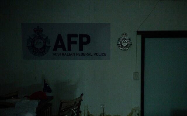Une pièce aménagée à l'image d'un poste de police australien, vue dans un centre frauduleux abandonné de la ville d'O’Smach, à la frontière entre la Thaïlande et le Cambodge, le 7 septembre 2026. (Crédit : Anthony Wallace/AFP)