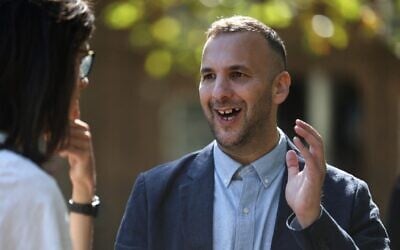 Le chef du Green Party britannique, Zack Polanski, fait campagne à Londres le 12 septembre 2026, en vue de l'élection partielle de Holborn et St Pancras qui déterminera qui remplacera l'ancien Premier ministre Keir Starmer en tant que député local. (Crédit : Toby Shepheard/AFP)