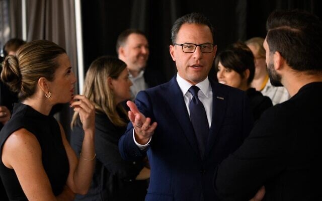 Le gouverneur de Pennsylvanie, Josh Shapiro, s'entretient avec des dirigeants du secteur de l'IA en coulisses avant de prononcer un discours d'ouverture lors du sommet AI Horizons qui s'est tenu à Bakery Square le 17 septembre 2026 à Pittsburgh, en Pennsylvanie. (Crédit : Jeff Swensen/Getty Images/AFP)